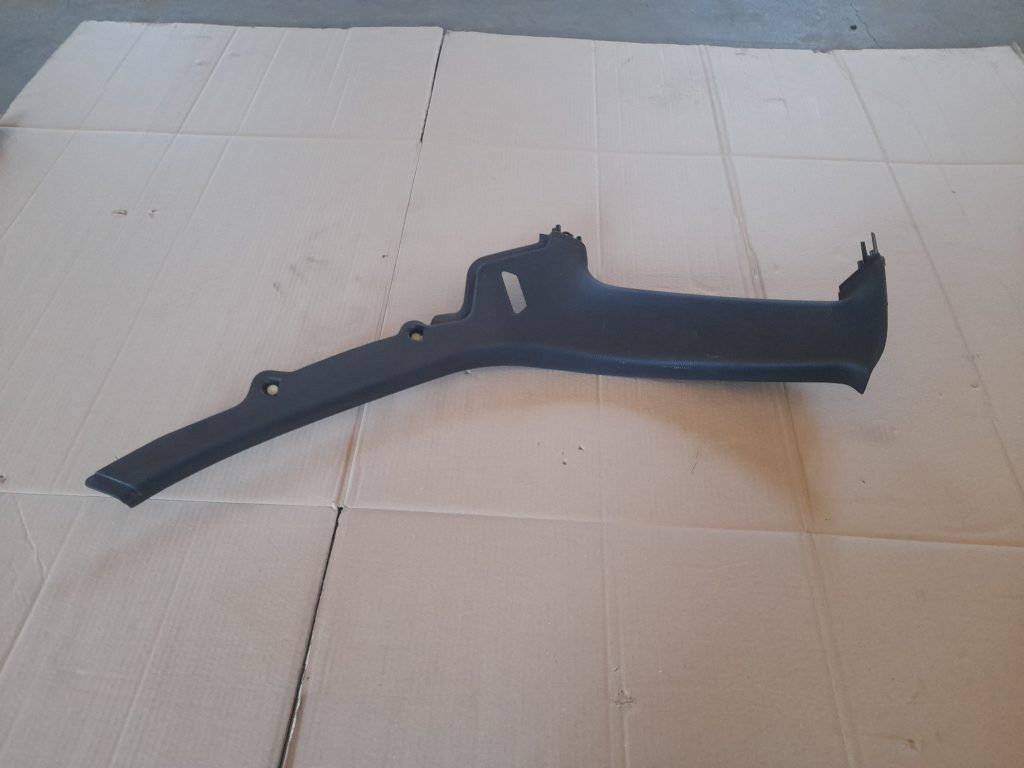 Aizmugurējas salona statnes apdare priekš VOLVO V70 2003 SILVER 1 Aizmugurējas salona statnes apdare priekš VOLVO V70 2003 SILVER