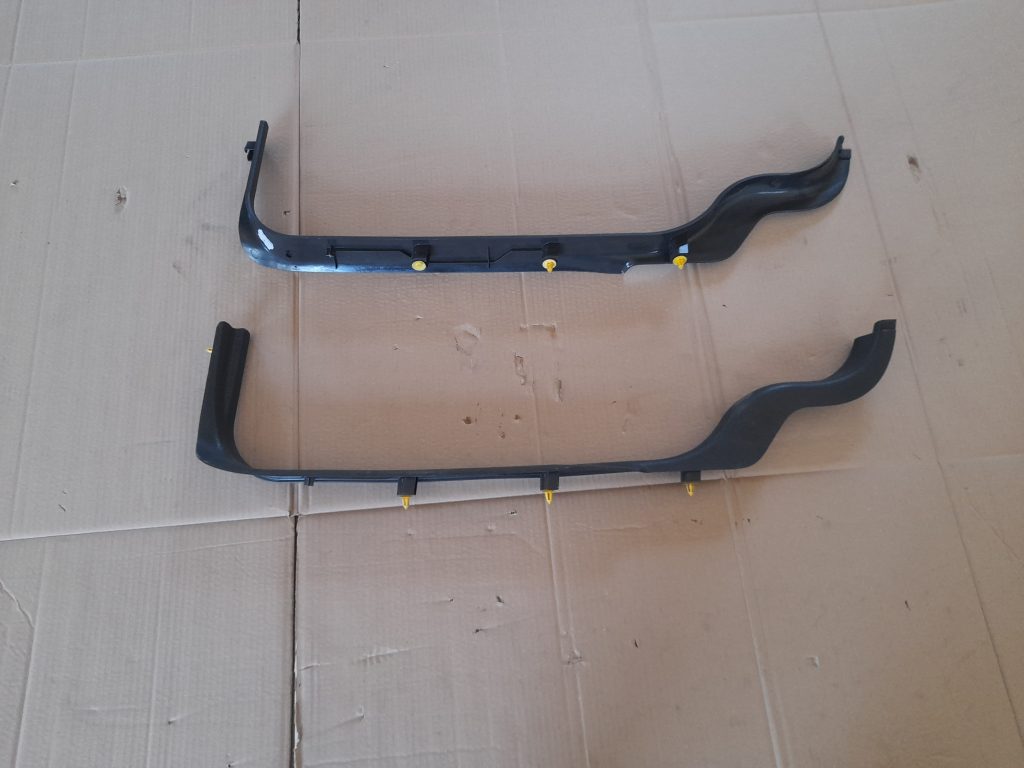 Sliekšņa priekšēja laba uzlika (salonā) priekš VOLVO V70 2003 SILVER 1 Sliekšņa priekšēja laba uzlika (salonā) priekš VOLVO V70 2003 SILVER