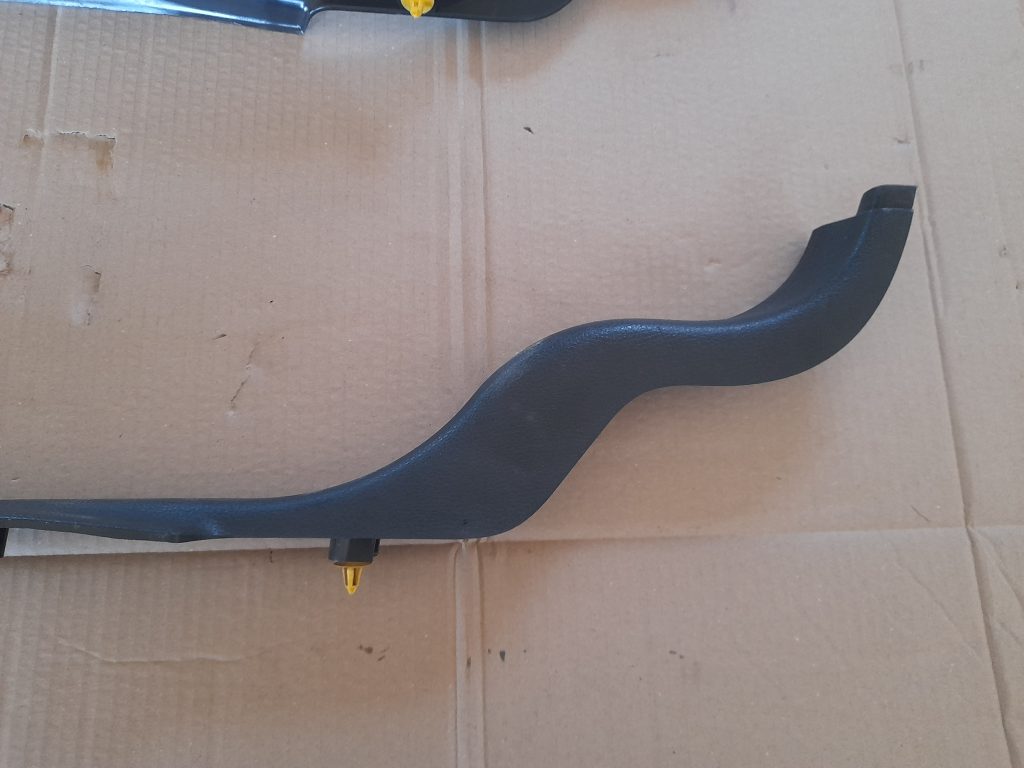 Sliekšņa priekšēja laba uzlika (salonā) priekš VOLVO V70 2003 SILVER 2 Sliekšņa priekšēja laba uzlika (salonā) priekš VOLVO V70 2003 SILVER