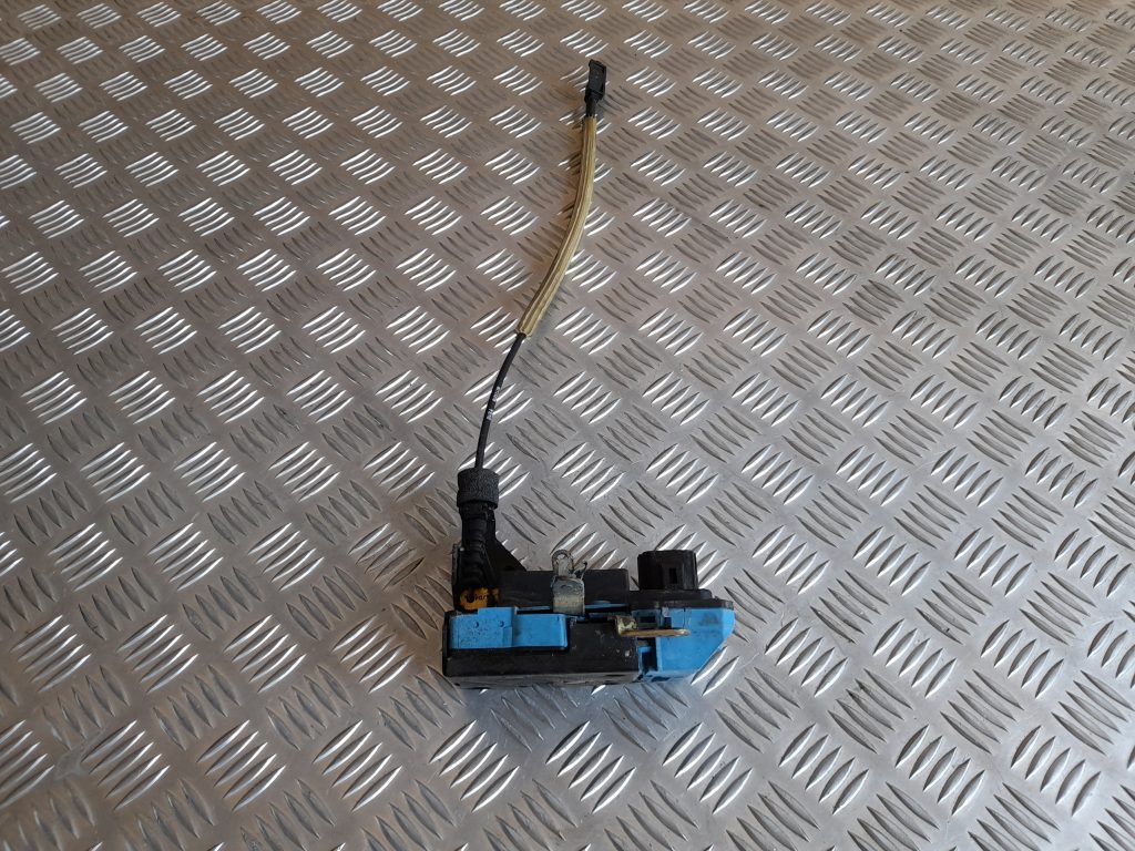 Priekšējo kreiso durvju slēdzene priekš VOLVO V70 2003 SILVER 1 Priekšējo kreiso durvju slēdzene priekš VOLVO V70 2003 SILVER