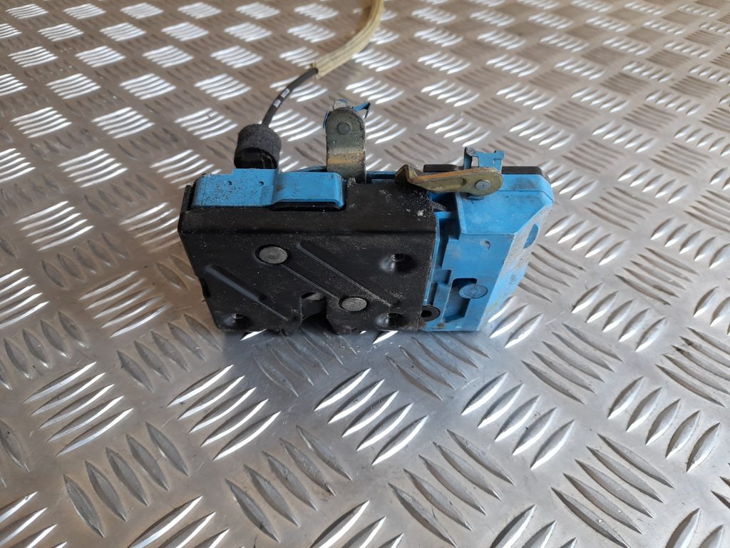 Priekšējo kreiso durvju slēdzene priekš VOLVO V70 2003 SILVER 4 Priekšējo kreiso durvju slēdzene priekš VOLVO V70 2003 SILVER