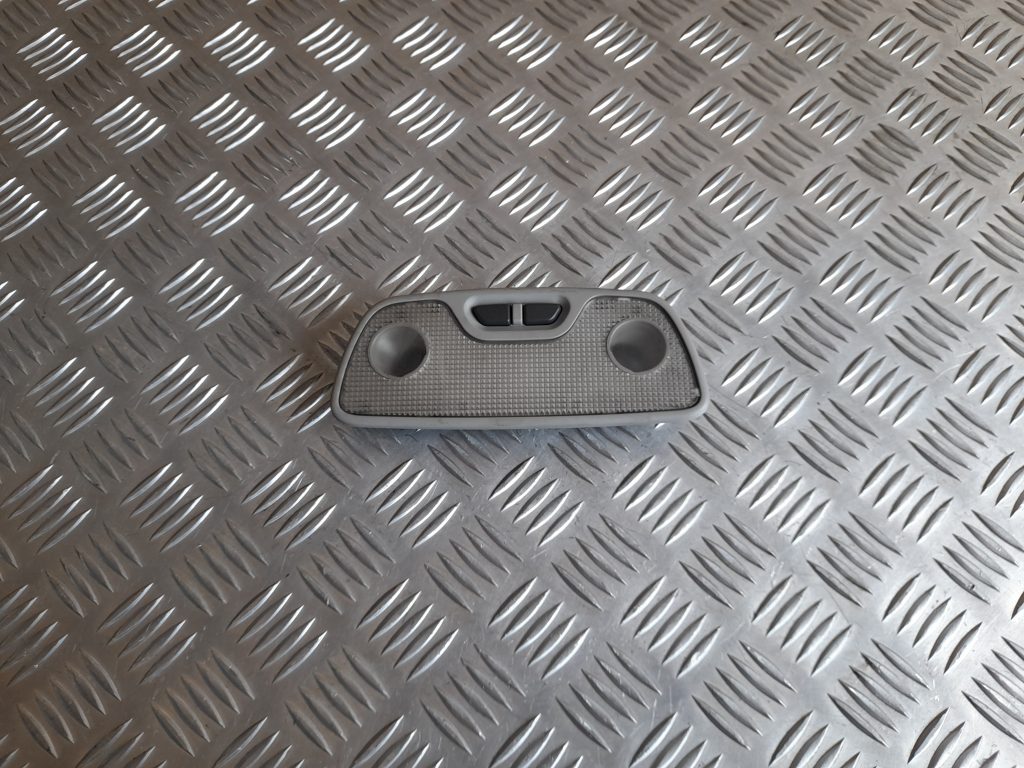 Aizmugurējo sēdvietu apgaismojums priekš VOLVO V70 2003 SILVER 1 Aizmugurējo sēdvietu apgaismojums priekš VOLVO V70 2003 SILVER