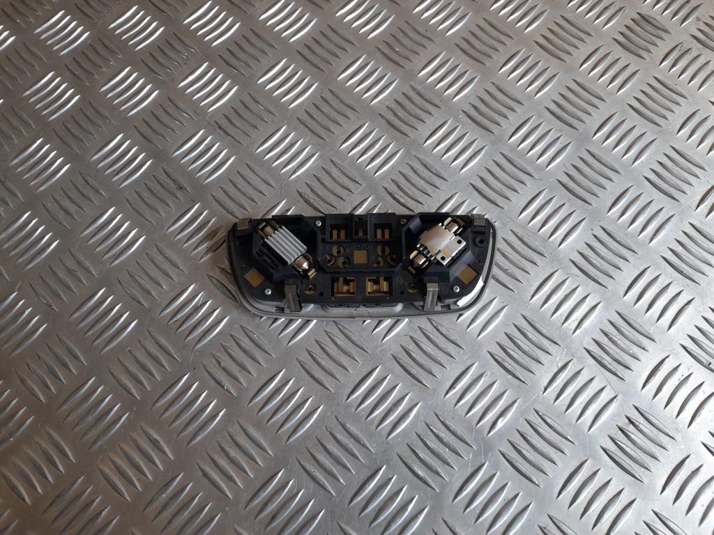 Aizmugurējo sēdvietu apgaismojums priekš VOLVO V70 2003 SILVER 2 Aizmugurējo sēdvietu apgaismojums priekš VOLVO V70 2003 SILVER