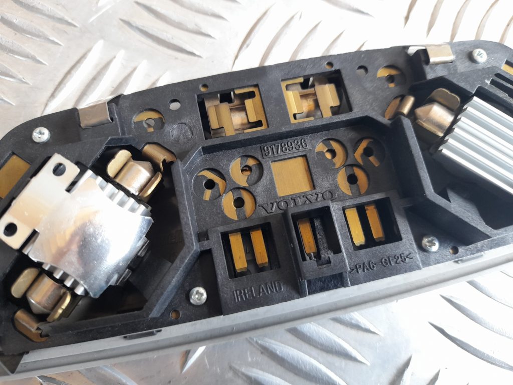 Aizmugurējo sēdvietu apgaismojums priekš VOLVO V70 2003 SILVER 3 Aizmugurējo sēdvietu apgaismojums priekš VOLVO V70 2003 SILVER