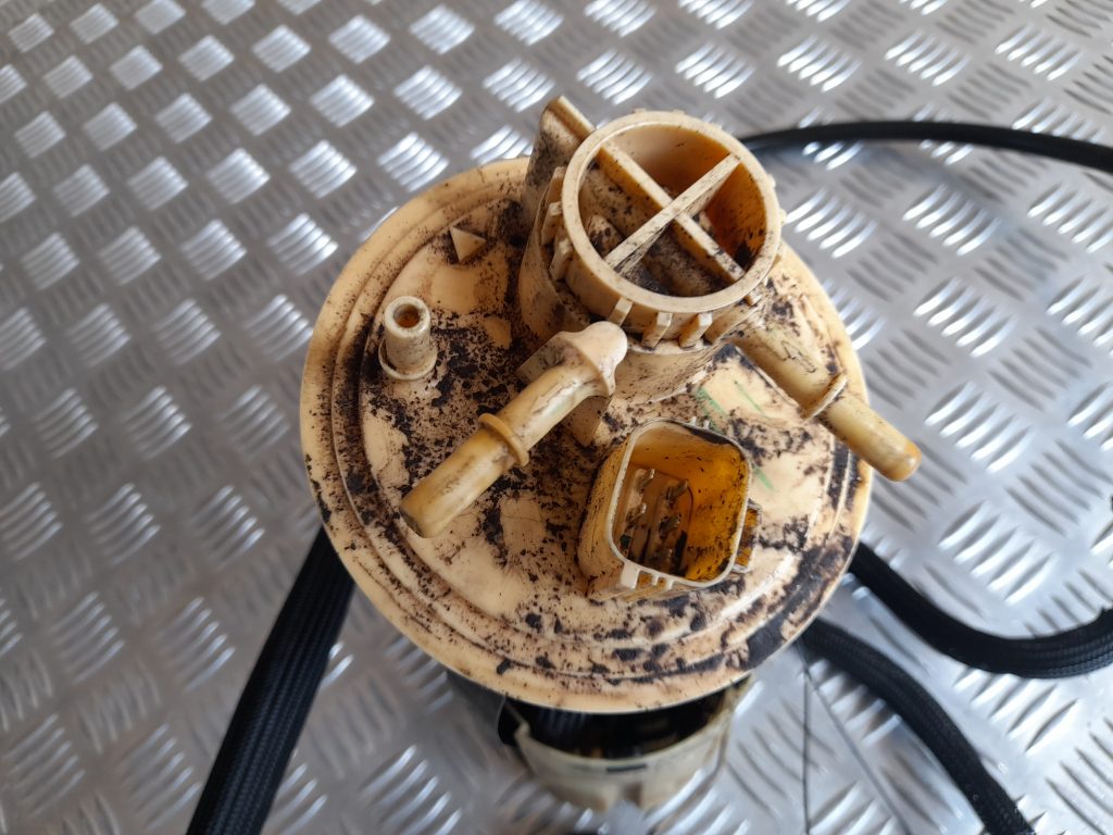 Degvielas tvertnes sūknis priekš VOLVO V70 2003 SILVER 3 Degvielas tvertnes sūknis priekš VOLVO V70 2003 SILVER