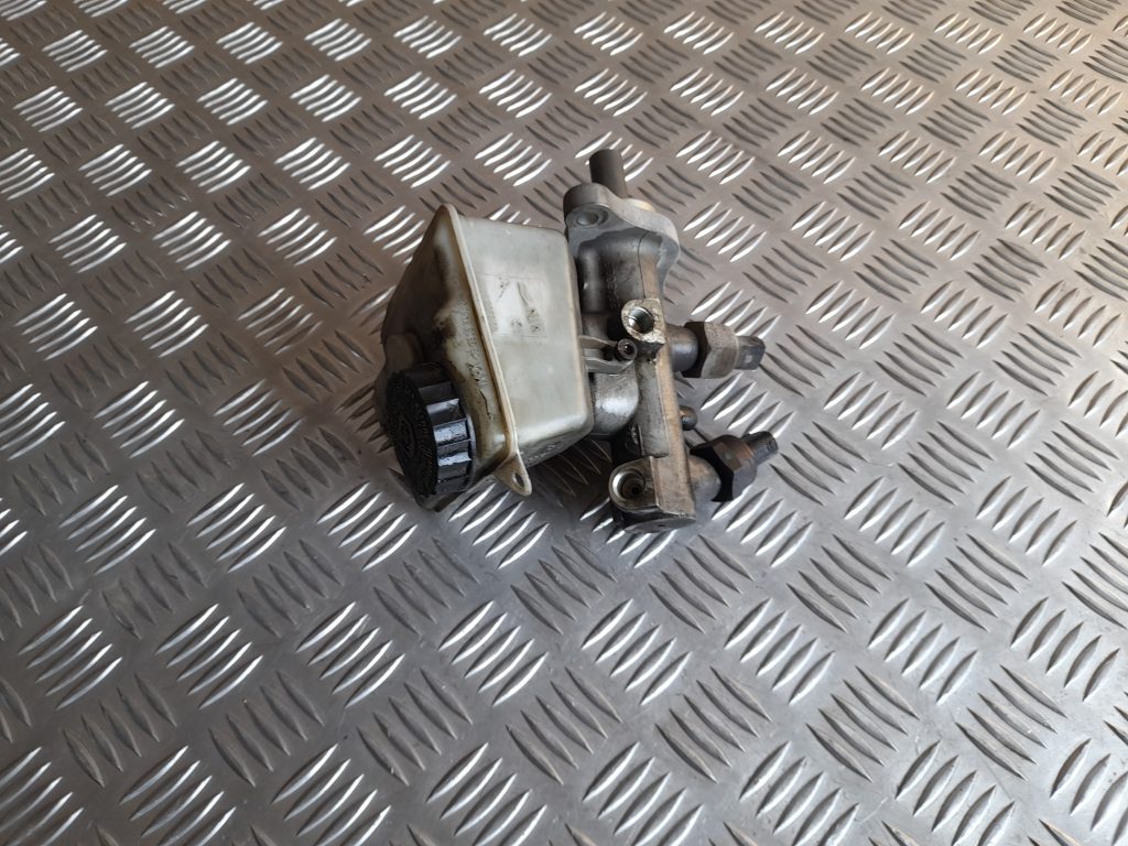 Bremžu pastiprinātāja galvenais cilindrs priekš VOLVO V70 2003 SILVER 1 Bremžu pastiprinātāja galvenais cilindrs priekš VOLVO V70 2003 SILVER