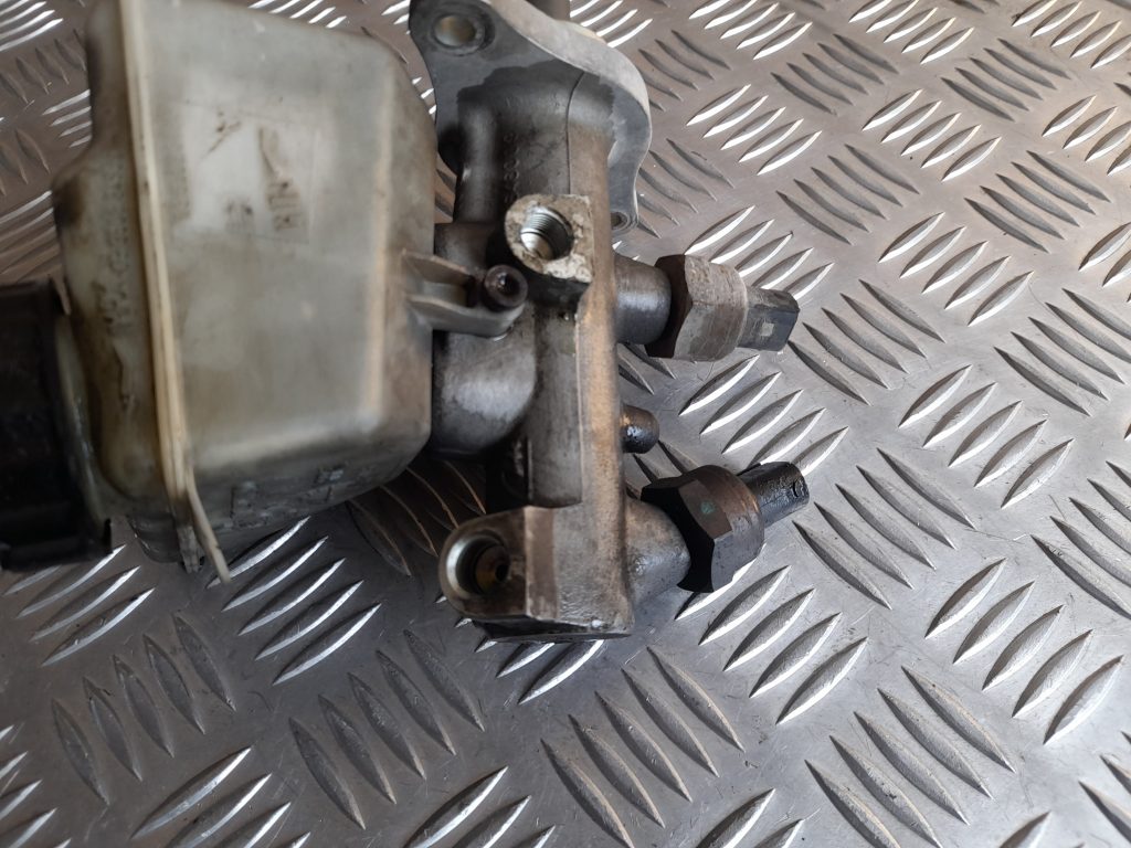 Bremžu pastiprinātāja galvenais cilindrs priekš VOLVO V70 2003 SILVER 3 Bremžu pastiprinātāja galvenais cilindrs priekš VOLVO V70 2003 SILVER