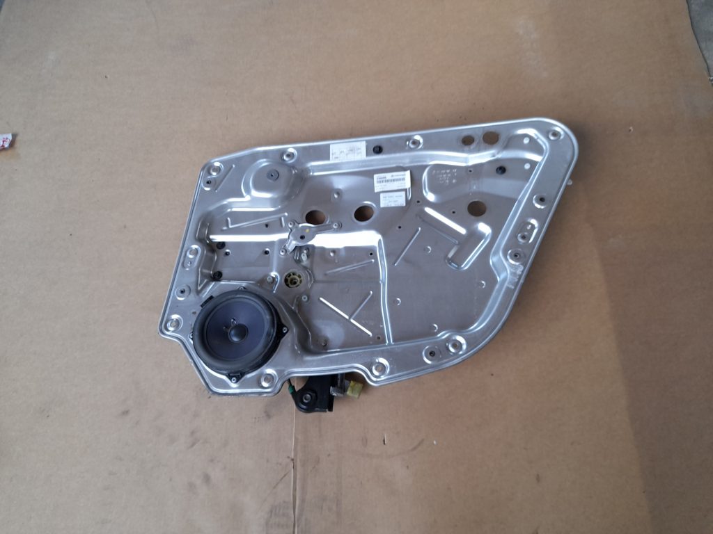 Stikla pacelšanas mehānisma panele priekš VW PHAETON 2005 1 Stikla pacelšanas mehānisma panele priekš VW PHAETON 2005