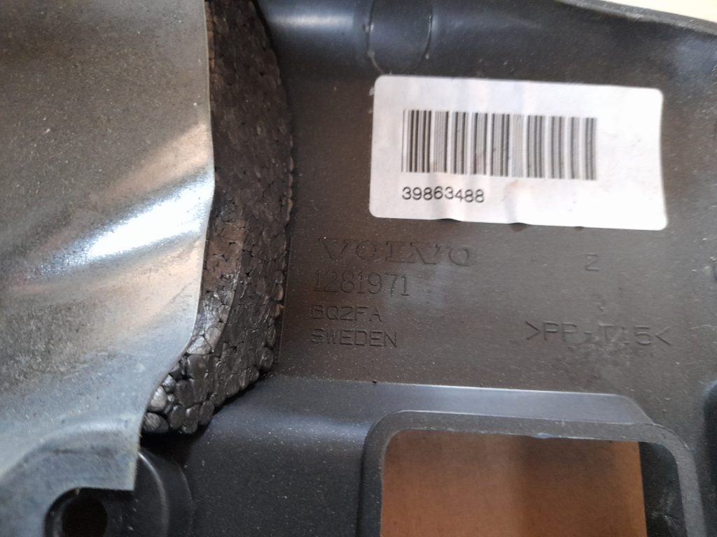 Stūres statnes putekļu aizsargs (salonā) priekš VOLVO XC60 2009 3 Stūres statnes putekļu aizsargs (salonā) priekš VOLVO XC60 2009