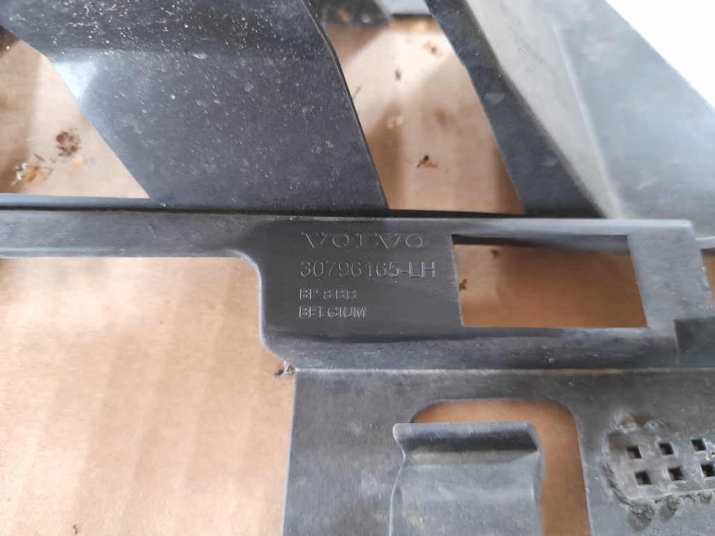 Priekšējā spārna un bufera stiprinājums priekš VOLVO XC60 2009 2 Priekšējā spārna un bufera stiprinājums priekš VOLVO XC60 2009