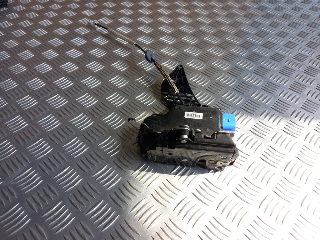 Priekšējo labo durvju slēdzene priekš VW TOUAREG 2007 1 Priekšējo labo durvju slēdzene priekš VW TOUAREG 2007