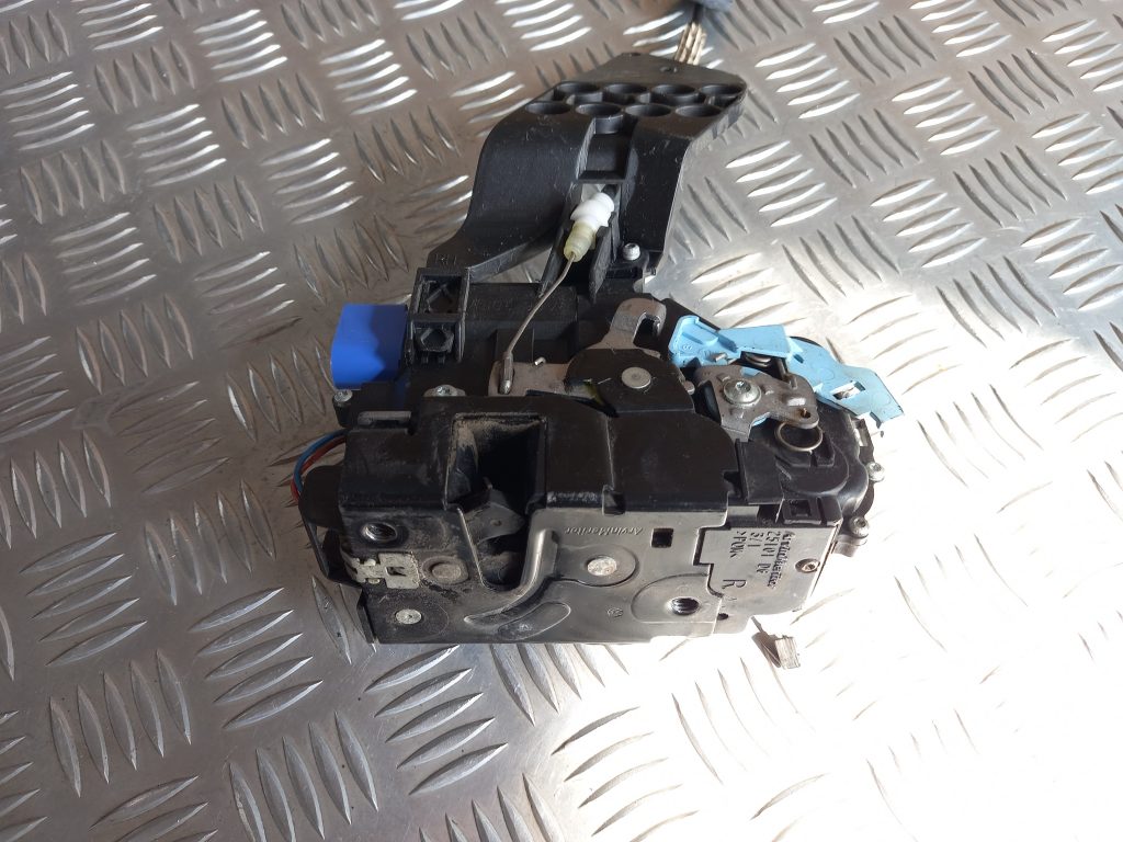 Priekšējo labo durvju slēdzene priekš VW TOUAREG 2007 2 Priekšējo labo durvju slēdzene priekš VW TOUAREG 2007