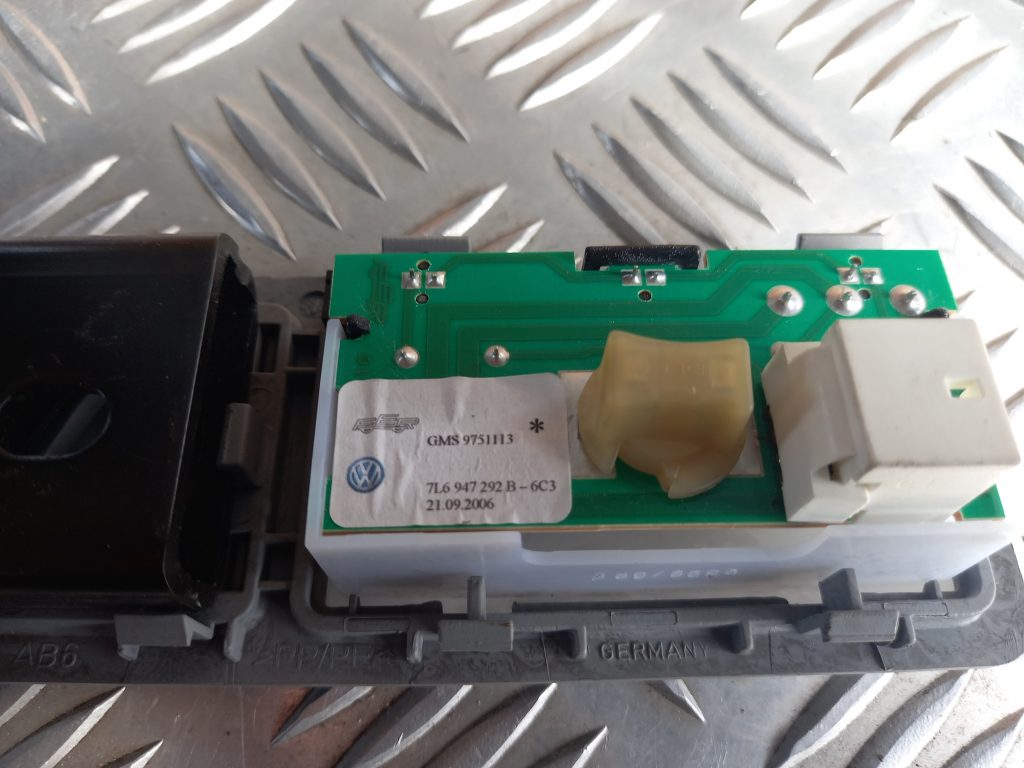 Aizmugurējo sēdvietu apgaismojums priekš VW TOUAREG 2007 2 Aizmugurējo sēdvietu apgaismojums priekš VW TOUAREG 2007