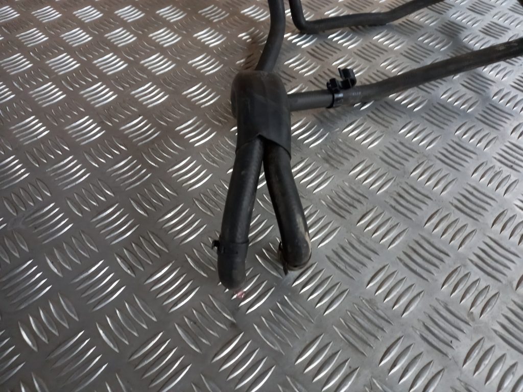 Gumijas šļūtene priekš VW TOUAREG 2007 2 Gumijas šļūtene priekš VW TOUAREG 2007