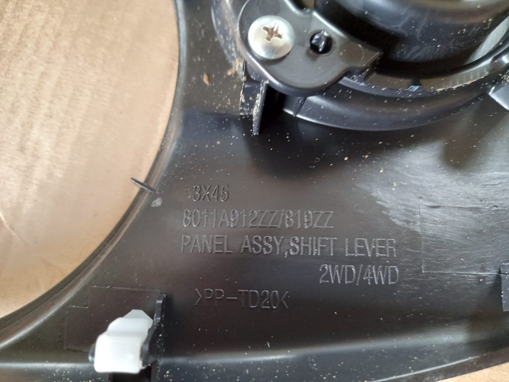 Dekoratīvs rāmis pārnesumu selektoram priekš MITSUBISHI ASX 2011 2 Dekoratīvs rāmis pārnesumu selektoram priekš MITSUBISHI ASX 2011