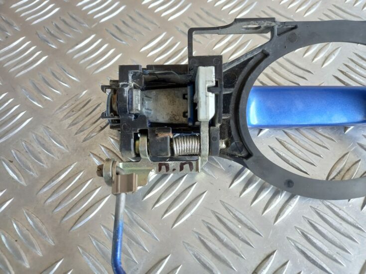 Priekšējāis labais durvju rokturis priekš MITSUBISHI LANCER 2009