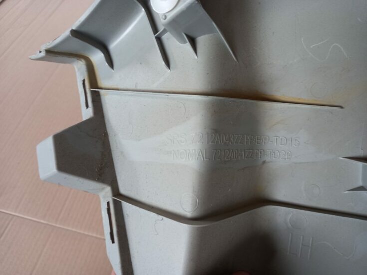 Aizmugurējas salona statnes apdare priekš MITSUBISHI LANCER 2009