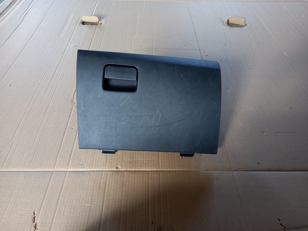 Mantu glabāšanas nodalījums pasažiera pusē priekš MITSUBISHI LANCER 2009 1 Mantu glabāšanas nodalījums pasažiera pusē priekš MITSUBISHI LANCER 2009