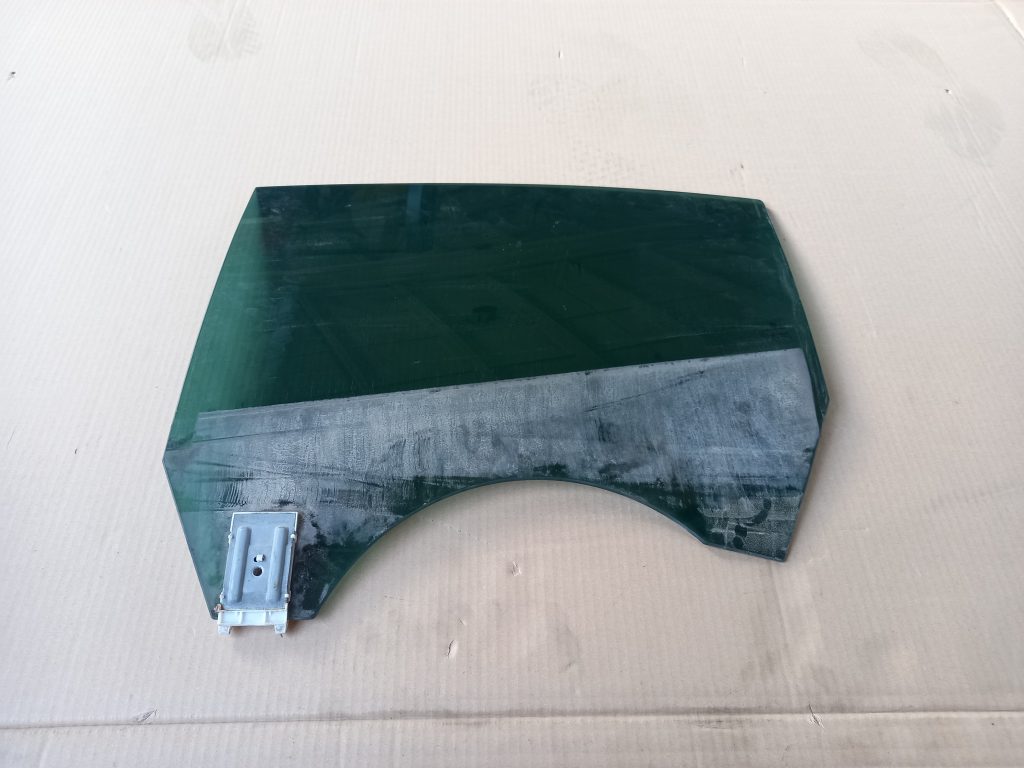 Aizmugurējo labo durvju stikls priekš VW PASSAT CC 2009 1 Aizmugurējo labo durvju stikls priekš VW PASSAT CC 2009