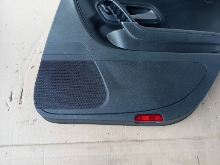 Aizmugurējo labo durvju apdare priekš VW PASSAT CC 2009 3