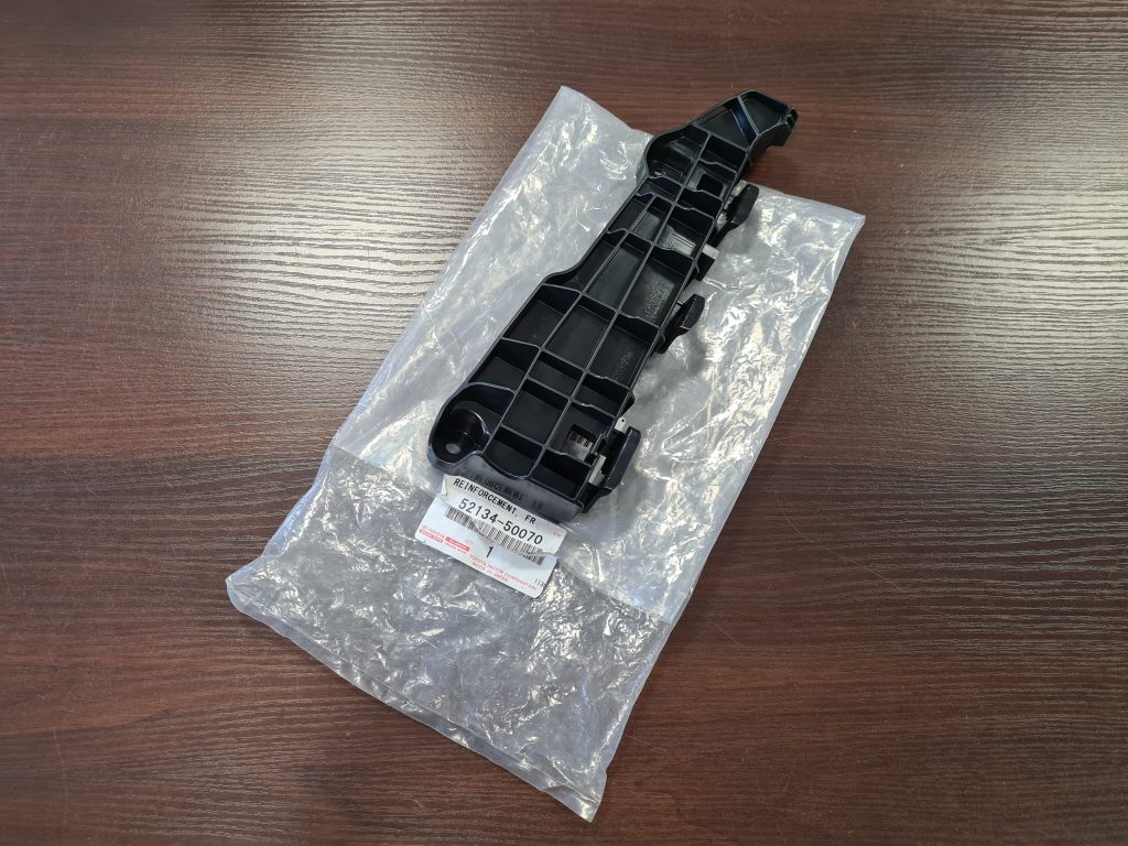 Priekšējā spārna un bufera stiprinājums priekš LEXUS LS600H 2013 5213450070 3 Priekšējā spārna un bufera stiprinājums priekš LEXUS LS600H 2013 5213450070