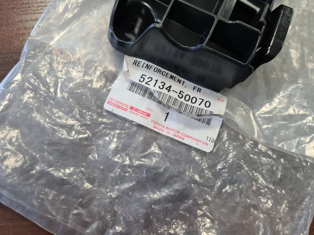 Priekšējā spārna un bufera stiprinājums priekš LEXUS LS600H 2013 5213450070 2 Priekšējā spārna un bufera stiprinājums priekš LEXUS LS600H 2013 5213450070