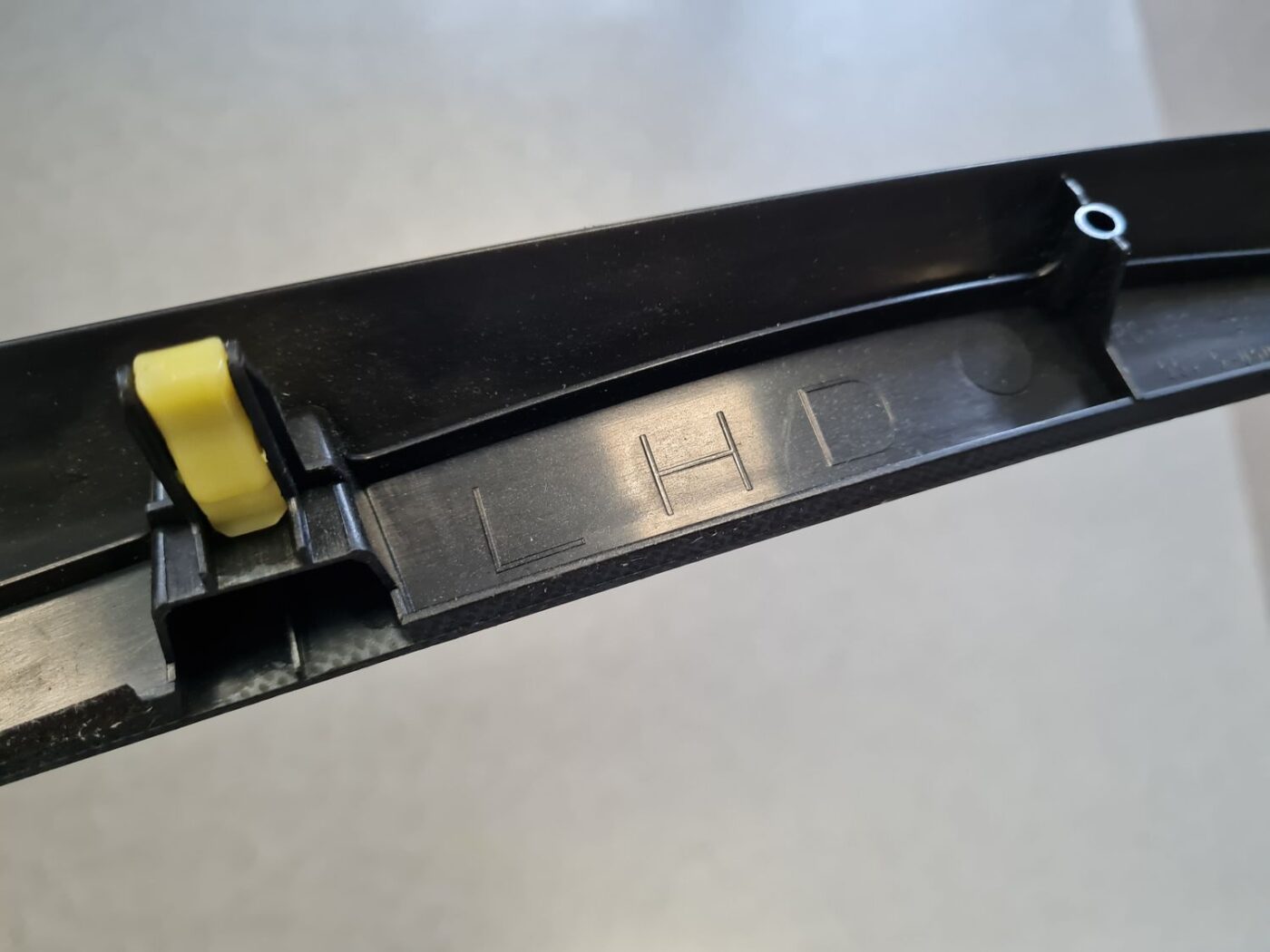 Mērinstrumentu paneļa dekoratīvā uzlika priekš TOYOTA AVENSIS 2008 3 Mērinstrumentu paneļa dekoratīvā uzlika priekš TOYOTA AVENSIS 2008