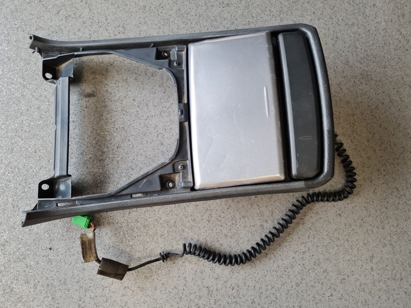 Krūzes turētājs priekš VOLVO XC90 2004 2 Krūzes turētājs priekš VOLVO XC90 2004