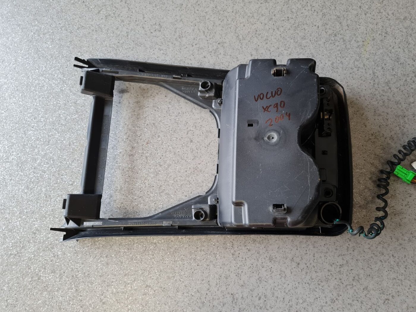 Krūzes turētājs priekš VOLVO XC90 2004 11 Krūzes turētājs priekš VOLVO XC90 2004