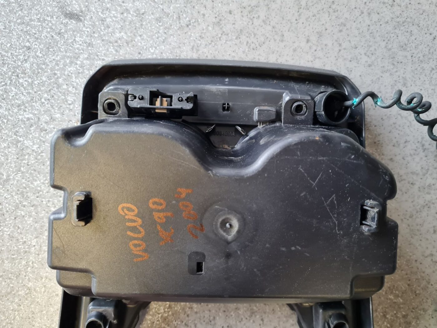 Krūzes turētājs priekš VOLVO XC90 2004 9 Krūzes turētājs priekš VOLVO XC90 2004