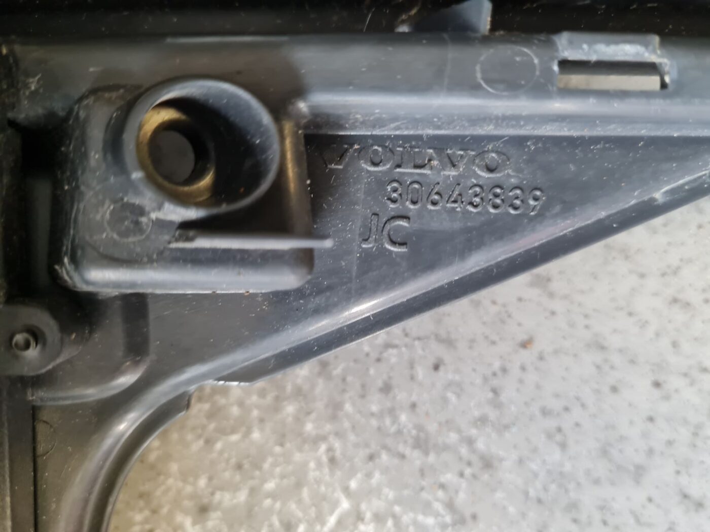 Krūzes turētājs priekš VOLVO XC90 2004 8 Krūzes turētājs priekš VOLVO XC90 2004