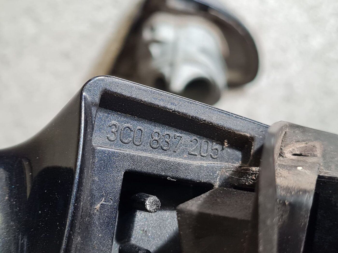Ārējais durvju rokturis priekš VW PASSAT B6 2006 ANGL. UNIVERSAL 3 Ārējais durvju rokturis priekš VW PASSAT B6 2006 ANGL. UNIVERSAL