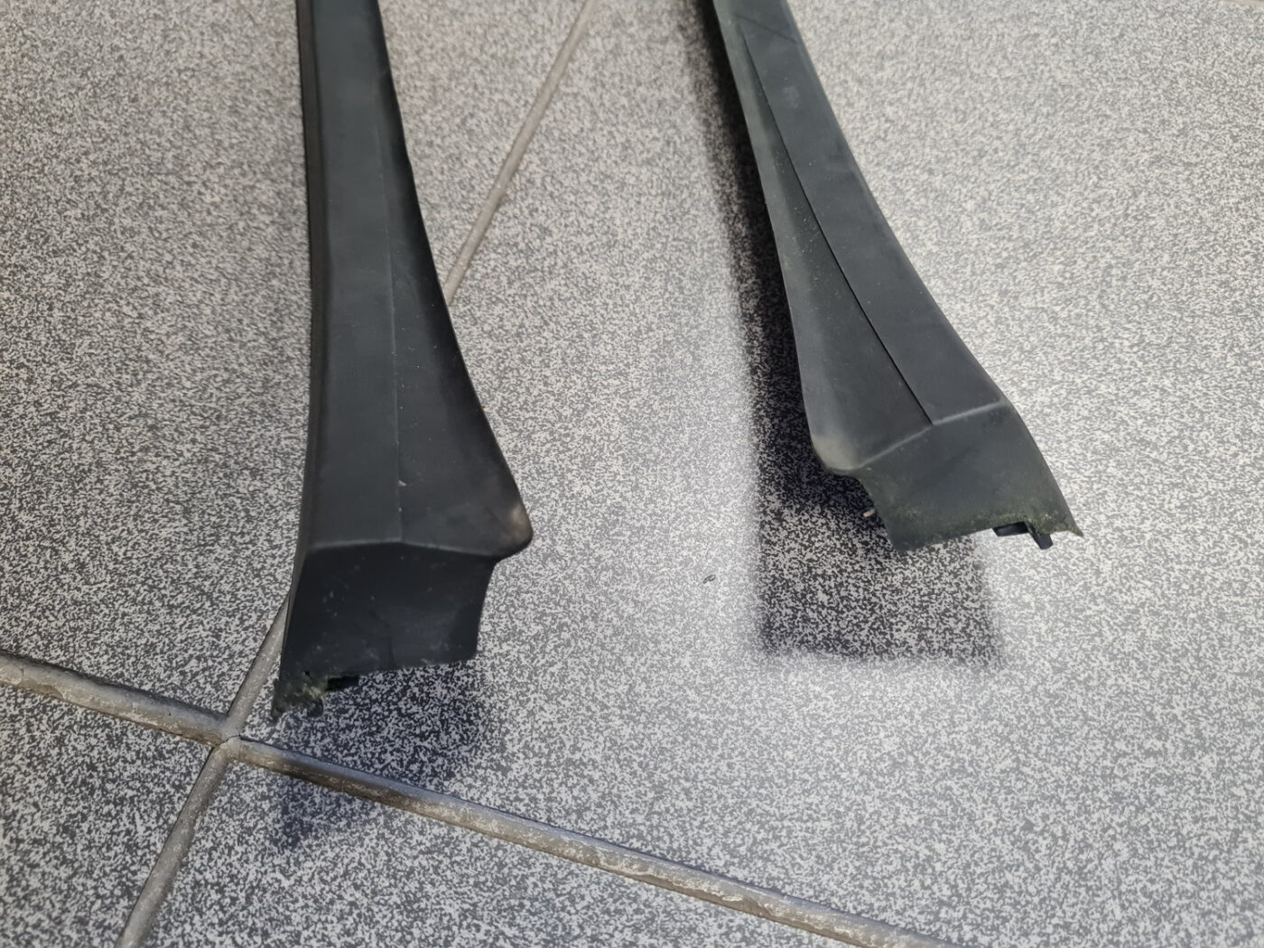 Vējstikla moldings priekš OPEL ASTRA J 2011 2 Vējstikla moldings priekš OPEL ASTRA J 2011
