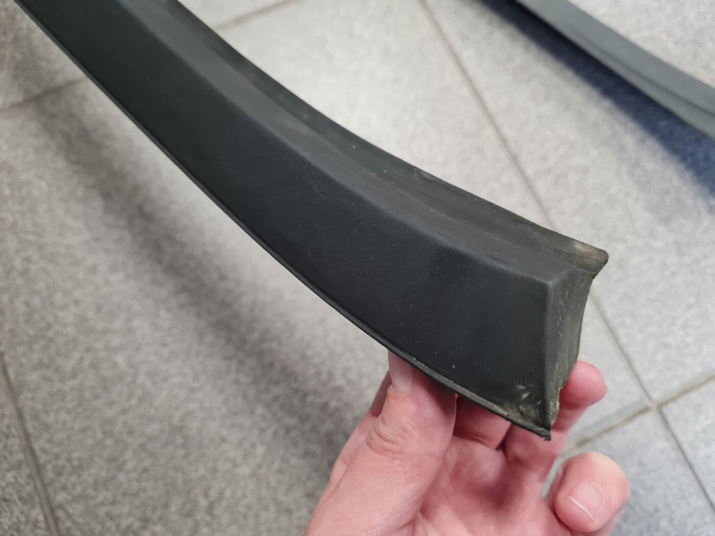 Vējstikla moldings priekš OPEL ASTRA J 2011 14 Vējstikla moldings priekš OPEL ASTRA J 2011