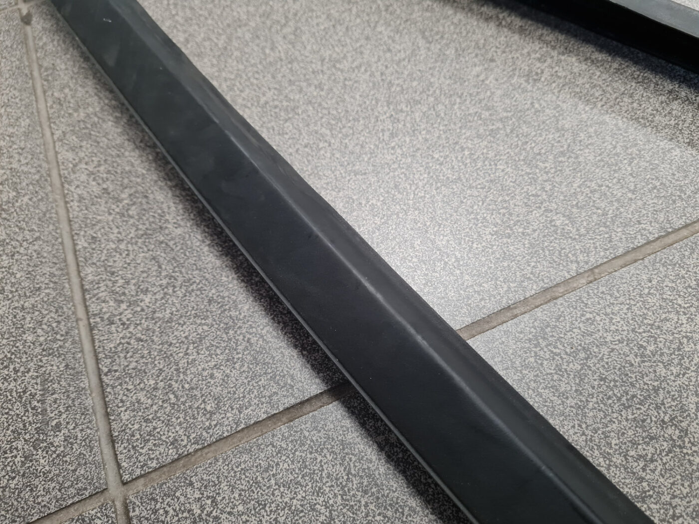 Vējstikla moldings priekš OPEL ASTRA J 2011 13 Vējstikla moldings priekš OPEL ASTRA J 2011