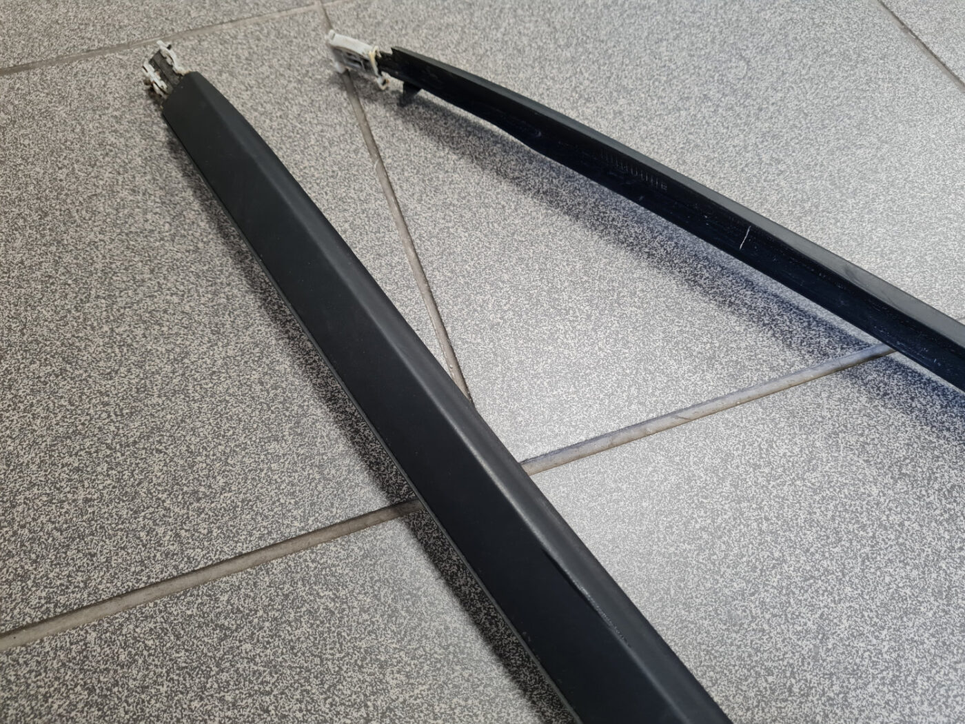 Vējstikla moldings priekš OPEL ASTRA J 2011 12 Vējstikla moldings priekš OPEL ASTRA J 2011