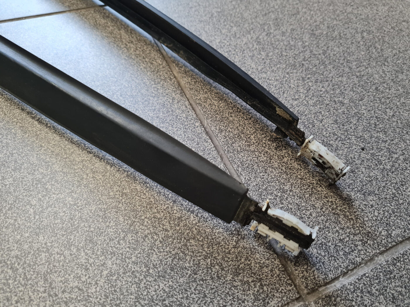 Vējstikla moldings priekš OPEL ASTRA J 2011 10 Vējstikla moldings priekš OPEL ASTRA J 2011