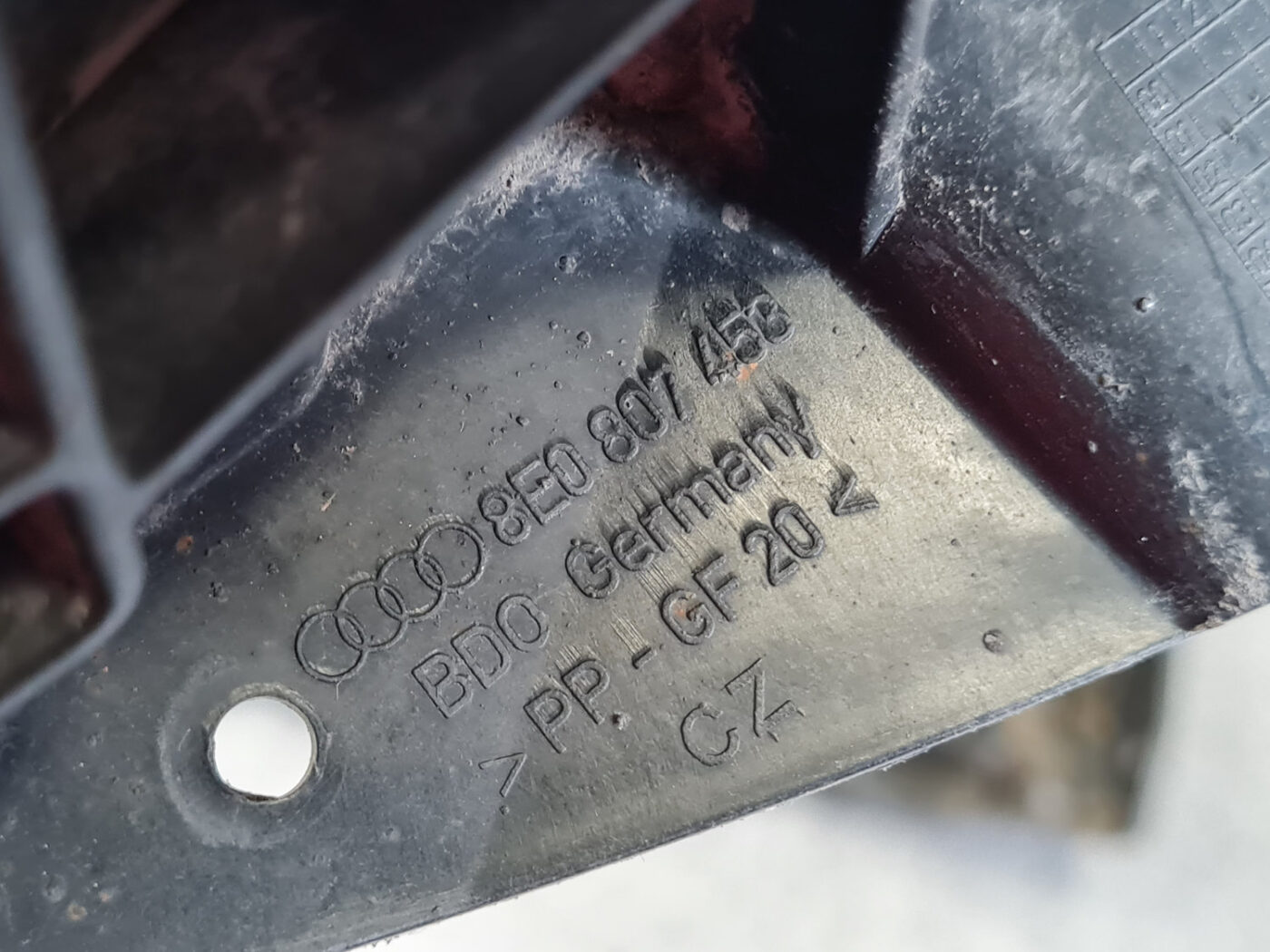 Aizmugurēja bufera kronšteins priekš AUDI A4 2001 4 Aizmugurēja bufera kronšteins priekš AUDI A4 2001