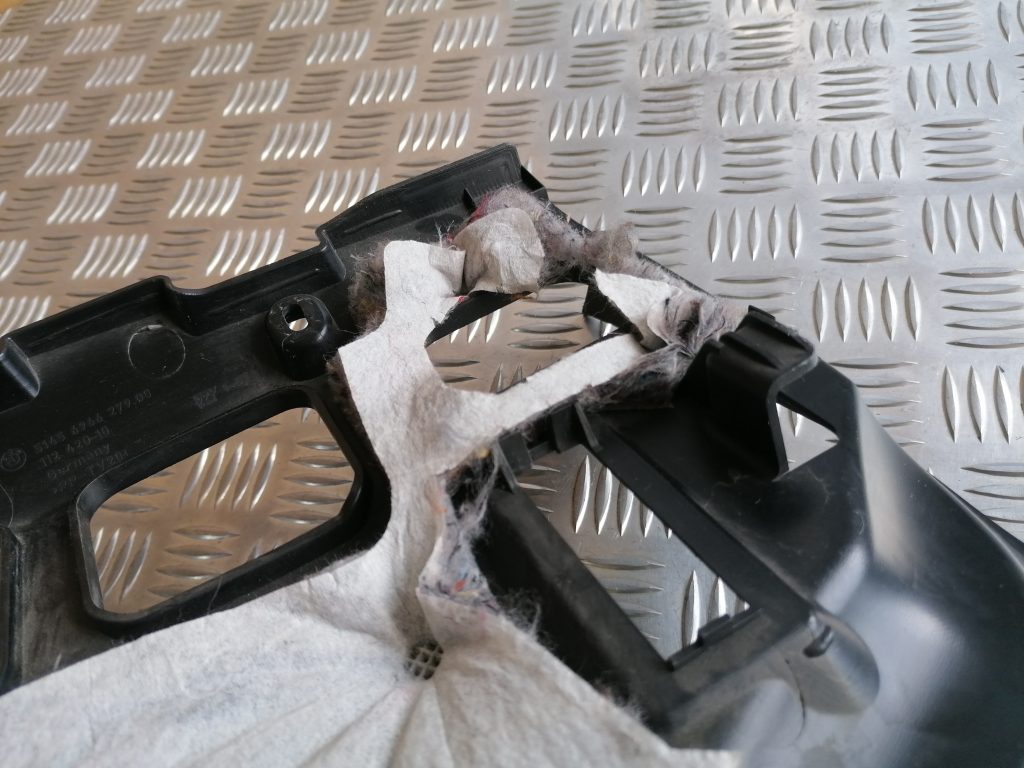 Mērinstrumentu paneļa apakšēja apdare priekš BMW 1 E87 2009 WHITE 3 Mērinstrumentu paneļa apakšēja apdare priekš BMW 1 E87 2009 WHITE