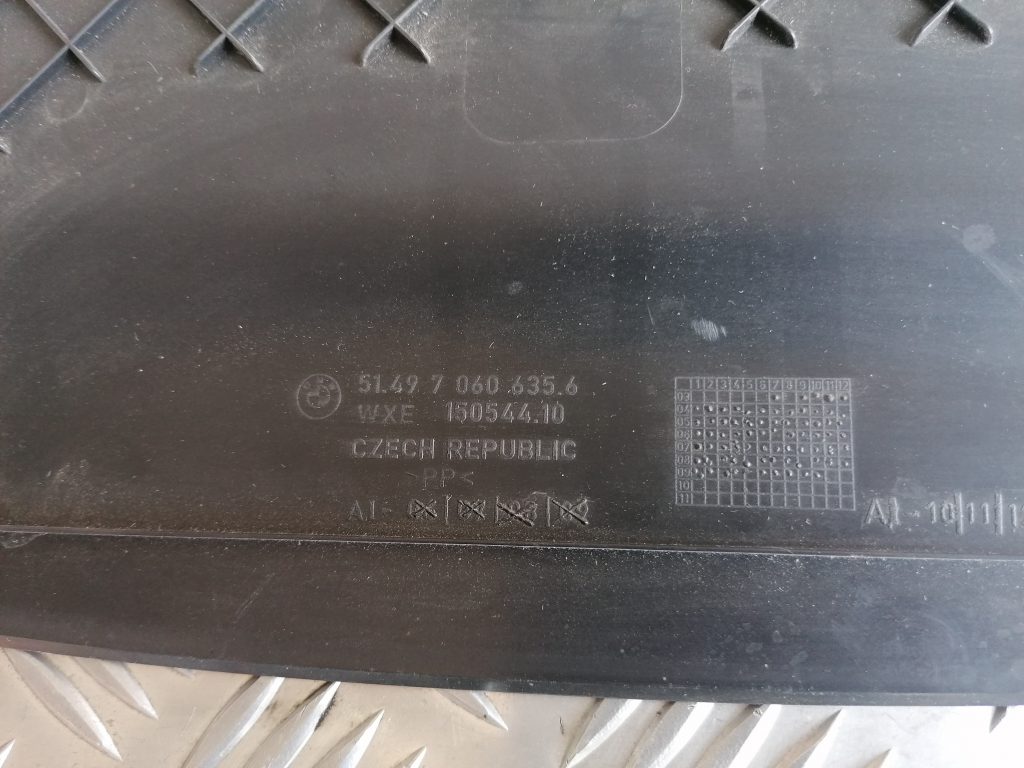 Bagāžnieka vāka apdare priekš BMW 1 E87 2009 WHITE 3 Bagāžnieka vāka apdare priekš BMW 1 E87 2009 WHITE