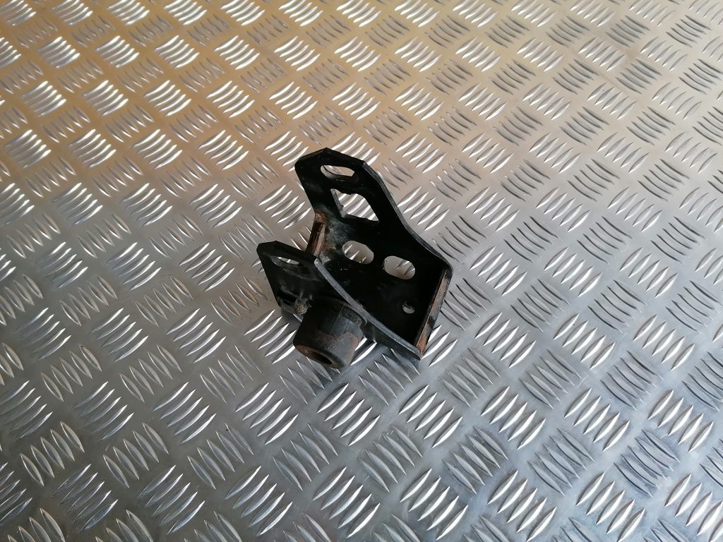 Dzinēja kronšteins priekš TOYOTA AVENSIS 2012 1 Dzinēja kronšteins priekš TOYOTA AVENSIS 2012