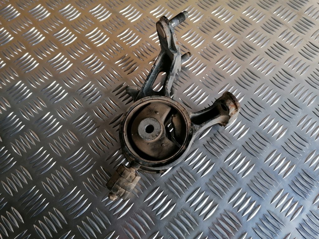 Dzinēja spilvens priekš TOYOTA AVENSIS 2012 1 Dzinēja spilvens priekš TOYOTA AVENSIS 2012