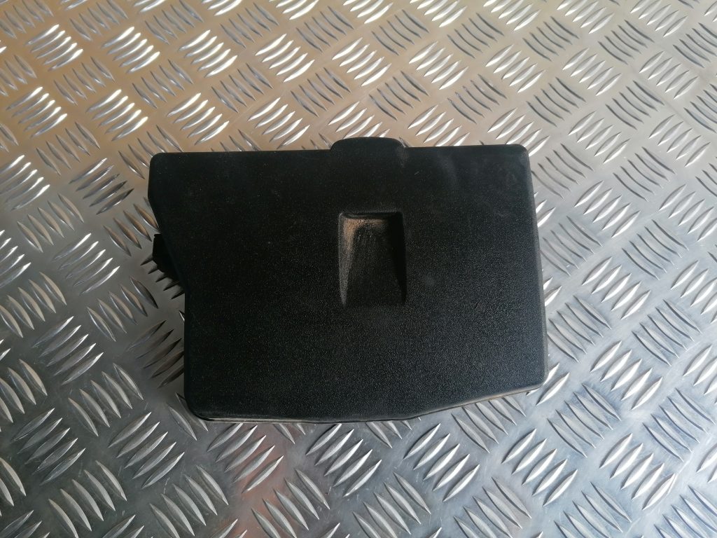 Drošinātāju kārbas korpusa vāks priekš TOYOTA AVENSIS 2012 1 Drošinātāju kārbas korpusa vāks priekš TOYOTA AVENSIS 2012