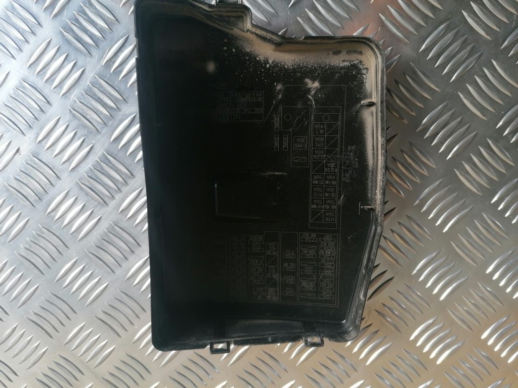 Drošinātāju kārbas korpusa vāks priekš TOYOTA AVENSIS 2012 2 Drošinātāju kārbas korpusa vāks priekš TOYOTA AVENSIS 2012