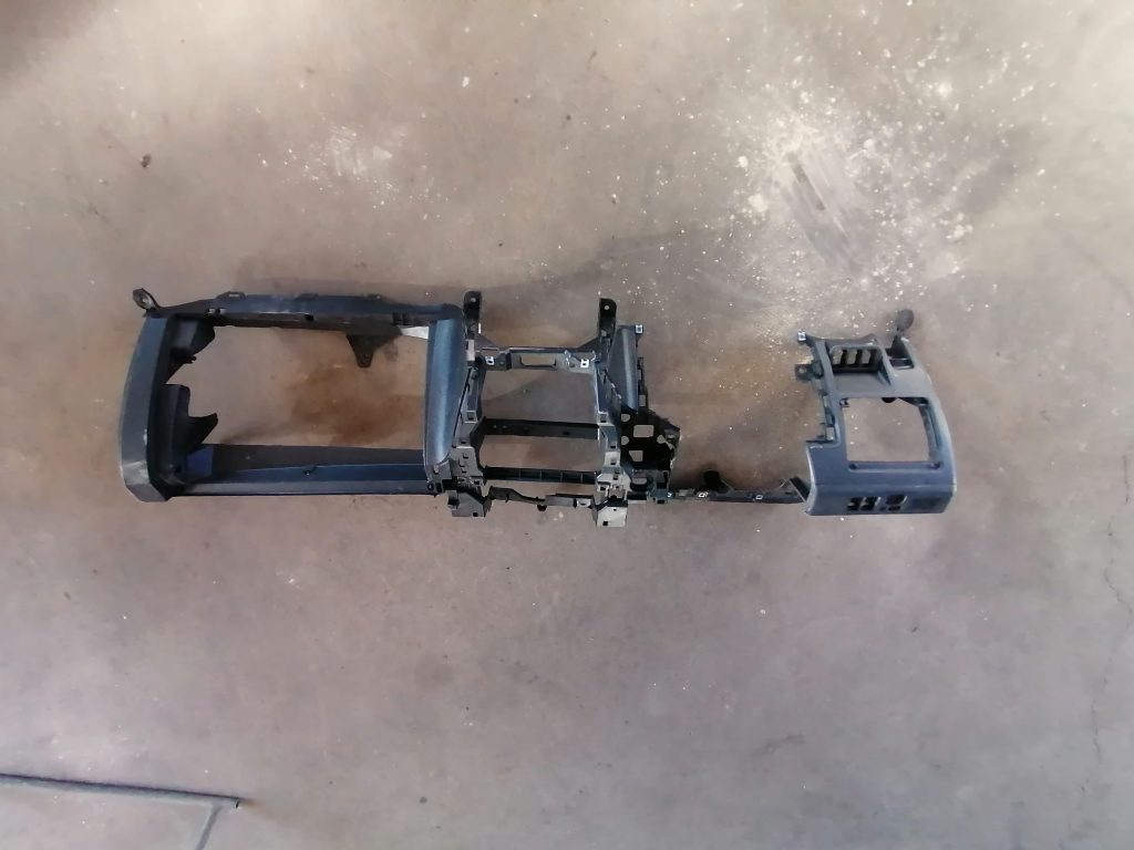 Mērinstrumentu paneļa iekšējā plastmasa priekš TOYOTA AVENSIS 2012 1 Mērinstrumentu paneļa iekšējā plastmasa priekš TOYOTA AVENSIS 2012