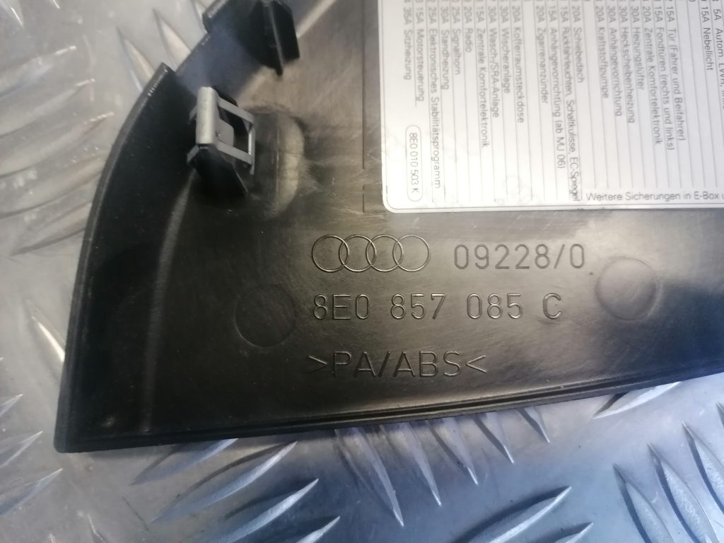 Mērinstrumentu paneļa sānu apdare priekš AUDI A4 2007 2 Mērinstrumentu paneļa sānu apdare priekš AUDI A4 2007