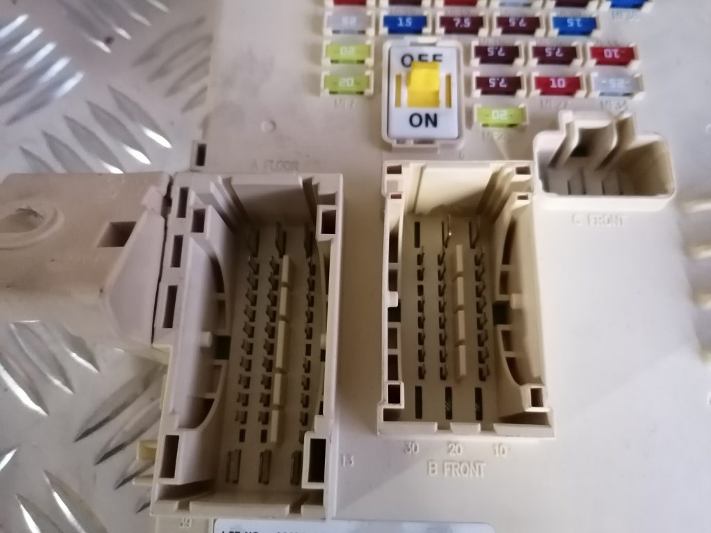 Drošinātāju relejas kaste priekš KIA CEED 2013 2 Drošinātāju relejas kaste priekš KIA CEED 2013