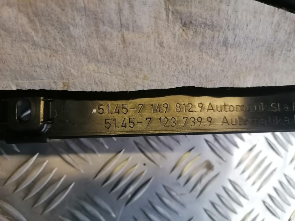 Mērinstrumentu paneļa apakšēja apdare priekš BMW 330D E91 2008 TOURING 3 Mērinstrumentu paneļa apakšēja apdare priekš BMW 330D E91 2008 TOURING