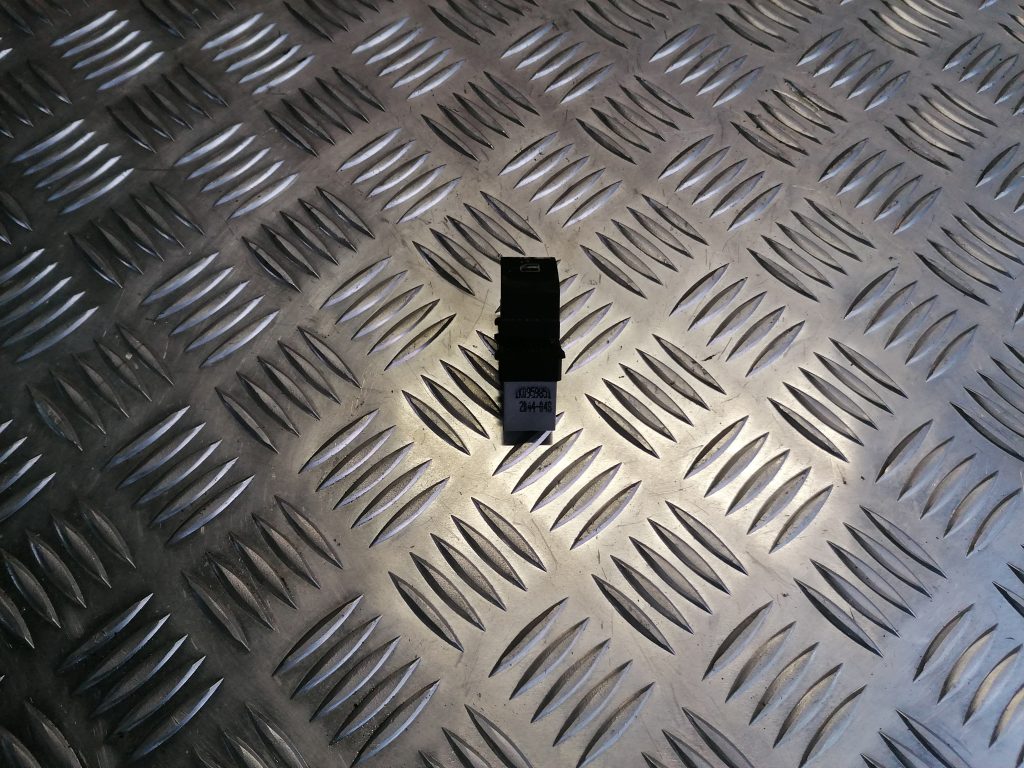 Stikla pacelšanas poga priekš VW TOURAN 2005 1 Stikla pacelšanas poga priekš VW TOURAN 2005