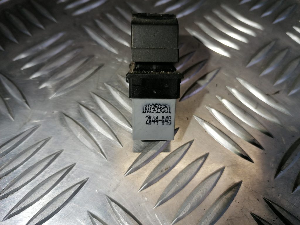 Stikla pacelšanas poga priekš VW TOURAN 2005 2 Stikla pacelšanas poga priekš VW TOURAN 2005